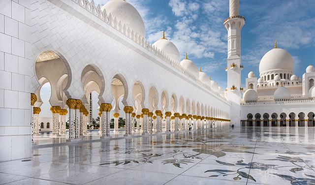 la-spettacolare-moschea-di-abu-dhabi